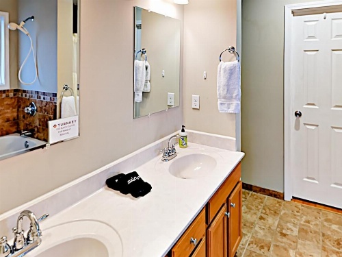 4 Bedrooms Country Home image 12