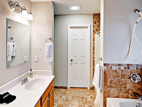 4 Bedrooms Country Home image 20